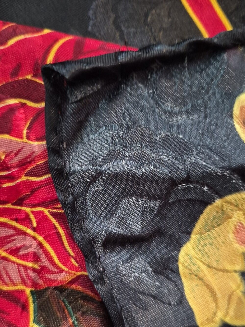 1980s VINTAGE: Holiday Poinsettia Scarf - Black with Red & Green - Picture 5 of 6